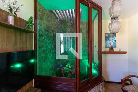 Sala de casa à venda com 4 quartos, 380m² em Piratininga, Niterói