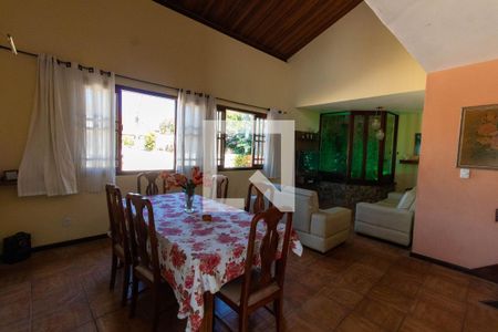 Sala de casa à venda com 4 quartos, 380m² em Piratininga, Niterói