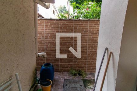 Casa à venda com 240m², 6 quartos e 2 vagas Casa à venda com 240m², 6 quartos e 2 vagasÁrea externa