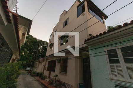 Casa à venda com 240m², 6 quartos e 2 vagas Casa à venda com 240m², 6 quartos e 2 vagasFachada