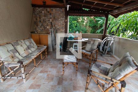 Casa à venda com 240m², 6 quartos e 2 vagas Casa à venda com 240m², 6 quartos e 2 vagasvaranda