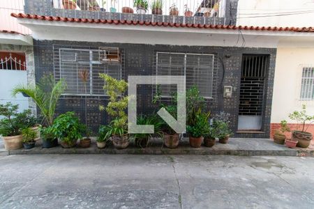 Casa à venda com 240m², 6 quartos e 2 vagas Casa à venda com 240m², 6 quartos e 2 vagasFachada