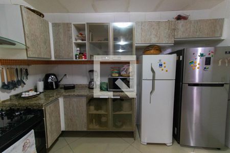 Casa à venda com 240m², 6 quartos e 2 vagas Casa à venda com 240m², 6 quartos e 2 vagasCozinha