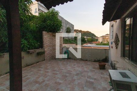 Casa à venda com 240m², 6 quartos e 2 vagas Casa à venda com 240m², 6 quartos e 2 vagasDetalhe da área de serviço