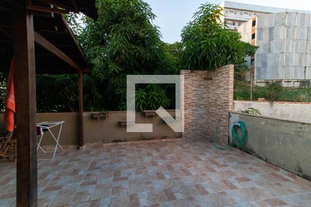 Casa à venda com 240m², 6 quartos e 2 vagas Casa à venda com 240m², 6 quartos e 2 vagasVaranda