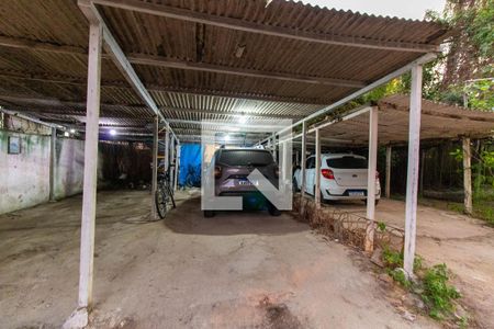 Casa à venda com 240m², 6 quartos e 2 vagas Casa à venda com 240m², 6 quartos e 2 vagasFachada