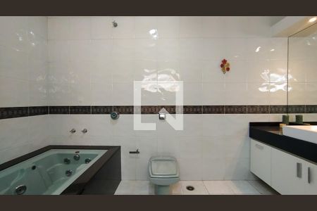 Casa à venda com 454m², 4 quartos e 4 vagasBanheiro da Suíte 1