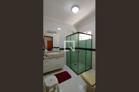 Casa à venda com 454m², 4 quartos e 4 vagasBanheiro da Suíte 2