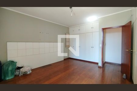 Casa à venda com 454m², 4 quartos e 4 vagasSuíte 1