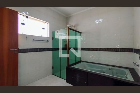 Casa à venda com 454m², 4 quartos e 4 vagasBanheiro da Suíte 1