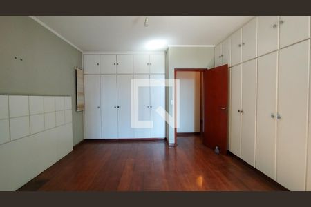 Casa à venda com 454m², 4 quartos e 4 vagasSuíte 1