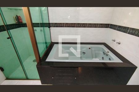 Casa à venda com 454m², 4 quartos e 4 vagasBanheiro da Suíte 1