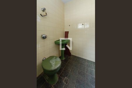 Casa à venda com 422m², 4 quartos e 4 vagas Casa à venda com 422m², 4 quartos e 4 vagasBanheiro externo