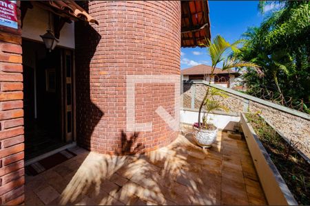 Casa à venda com 422m², 4 quartos e 4 vagas Casa à venda com 422m², 4 quartos e 4 vagasÁrea externa