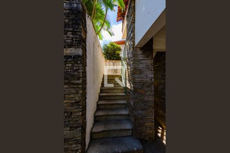 Casa à venda com 422m², 4 quartos e 4 vagas Casa à venda com 422m², 4 quartos e 4 vagasEscada