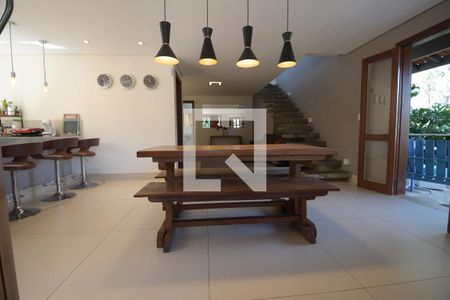 Sala de casa de condomínio para alugar com 4 quartos, 348m² em Parque Jatibaia (sousas), Campinas