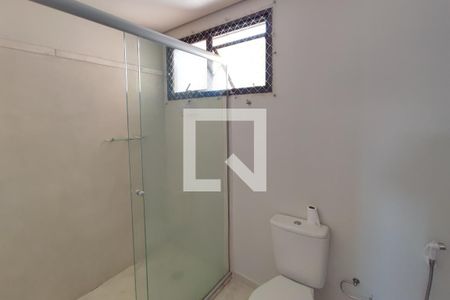 Banheiro de apartamento à venda com 1 quarto, 57m² em Cambuí, Campinas