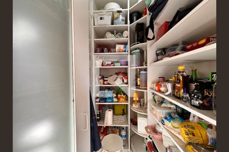 Apartamento à venda com 149m², 4 quartos e 3 vagas Apartamento à venda com 149m², 4 quartos e 3 vagasDespensa