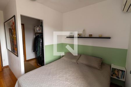 Casa de condomínio à venda com 168m², 4 quartos e 1 vagaSuíte