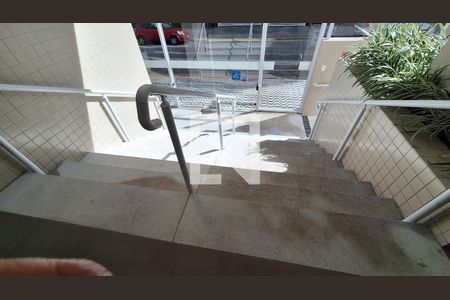 Apartamento para alugar com 65m², 2 quartos e 1 vaga Apartamento para alugar com 65m², 2 quartos e 1 vagaEscada