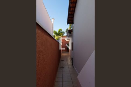 Casa de condomínio à venda com 380m², 3 quartos e 2 vagas Casa de condomínio à venda com 380m², 3 quartos e 2 vagasÁREA EXTERNA LATERAL