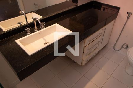 Casa de condomínio à venda com 380m², 3 quartos e 2 vagas Casa de condomínio à venda com 380m², 3 quartos e 2 vagasBANHEIRO DA SUITE