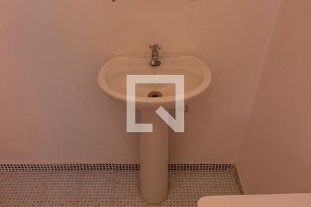 Casa de condomínio à venda com 380m², 3 quartos e 2 vagas Casa de condomínio à venda com 380m², 3 quartos e 2 vagasBANHEIRO ÁREA DOS FUNDOS