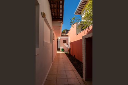 Casa de condomínio à venda com 380m², 3 quartos e 2 vagas Casa de condomínio à venda com 380m², 3 quartos e 2 vagasÁREA EXTERNA LATERAL