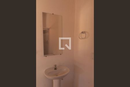 Casa de condomínio à venda com 380m², 3 quartos e 2 vagas Casa de condomínio à venda com 380m², 3 quartos e 2 vagasBANHEIRO ÁREA DOS FUNDOS