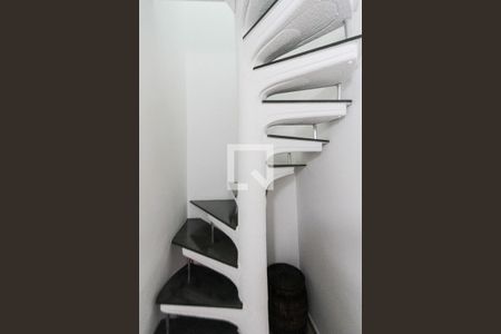 Casa de condomínio à venda com 113m², 3 quartos e 2 vagas Casa de condomínio à venda com 113m², 3 quartos e 2 vagasEscada