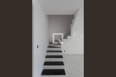 Casa à venda com 150m², 3 quartos e 2 vagasEscada