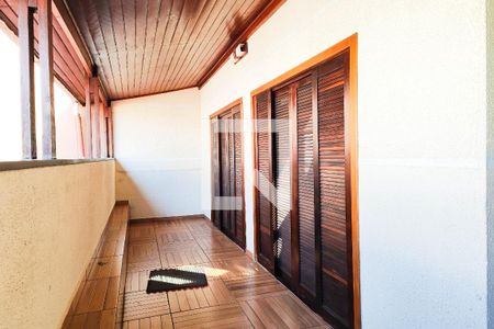 Casa à venda com 350m², 3 quartos e 3 vagas Casa à venda com 350m², 3 quartos e 3 vagasVaranda