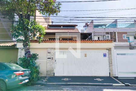 Casa à venda com 350m², 3 quartos e 3 vagas Casa à venda com 350m², 3 quartos e 3 vagasFachada