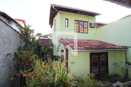 Casa de condomínio à venda com 300m², 4 quartos e 4 vagasFundos