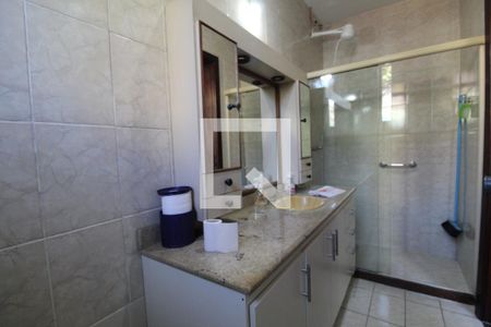 Casa de condomínio à venda com 300m², 4 quartos e 4 vagasBanheiro da suíte