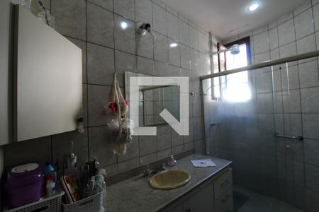 Casa de condomínio à venda com 300m², 4 quartos e 4 vagasBanheiro do corredor