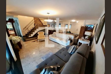 Casa à venda com 4 quartos, 450m² em Camboinhas, Niterói