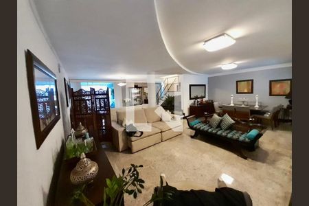 Casa à venda com 4 quartos, 450m² em Camboinhas, Niterói