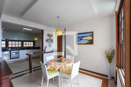 Casa à venda com 5 quartos, 460m² em Camboinhas, Niterói