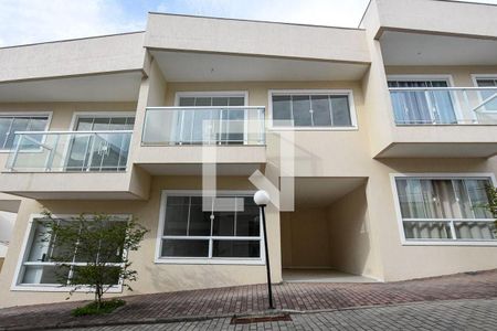 Casa à venda com 111m², 3 quartos e 2 vagasFachada