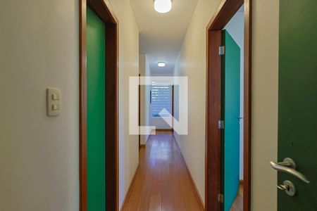 Casa de condomínio à venda com 300m², 4 quartos e 4 vagasCorredor