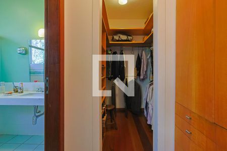 Casa de condomínio à venda com 300m², 4 quartos e 4 vagasCorredor