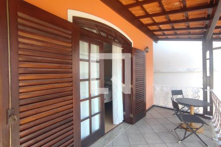 Casa de condomínio à venda com 191m², 4 quartos e 2 vagasVaranda