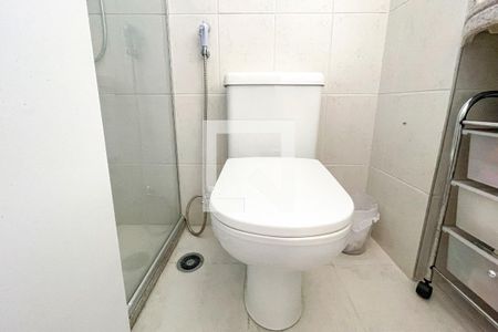 Banheiro de kitnet/studio à venda com 1 quarto, 49m² em Pinheiros, São Paulo