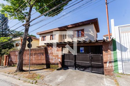 Casa à venda com 176m², 3 quartos e 4 vagas Casa à venda com 176m², 3 quartos e 4 vagasFachada