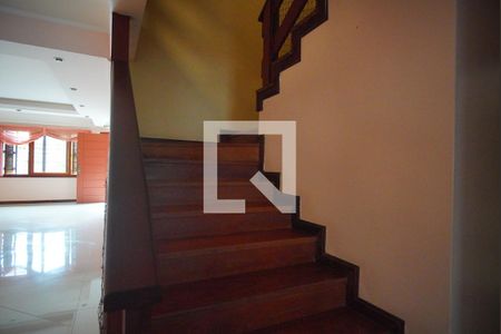 Casa à venda com 370m², 4 quartos e 4 vagasEscada - Acesso Segundo Piso