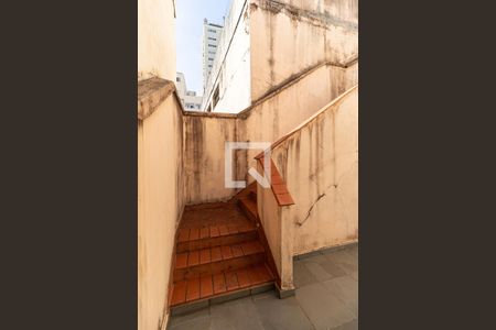 Casa à venda com 200m², 10 quartos e sem vagaEscada para o Segundo Piso