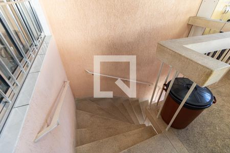 Casa à venda com 200m², 10 quartos e sem vagaEscada para o Piso Térreo