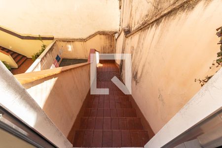 Casa à venda com 200m², 10 quartos e sem vagaEscada para o Quintal do Piso Térreo