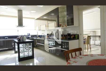 Casa de condomínio à venda com 563m², 6 quartos e 4 vagasCozinha